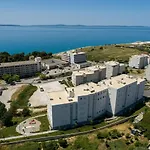 Seaside Haven Apartment Split
