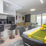Seaside Haven Apartman *